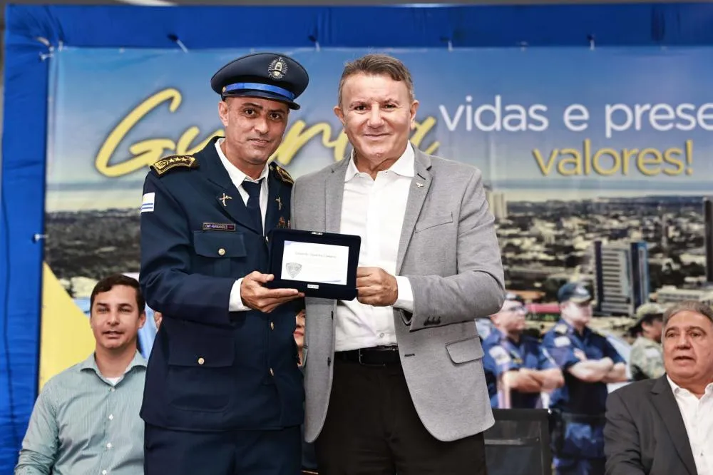Prefeito Eduardo Siqueira Campos, que criou a GMP em 1993, recebe homenagem das mãos do Comandante Fernandes Palmas – TO – Foto: Edu Fortes.