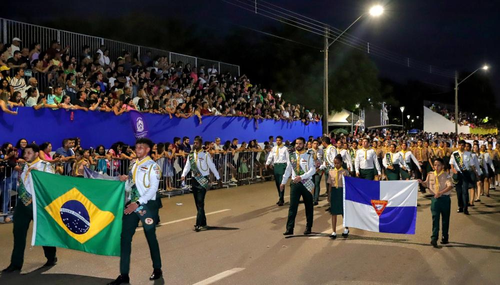 Aproximadamente 12 mil pessoas participaram do evento de resgate da história da nação; para acomodar melhor o público, foram instaladas arquibancadas no local 