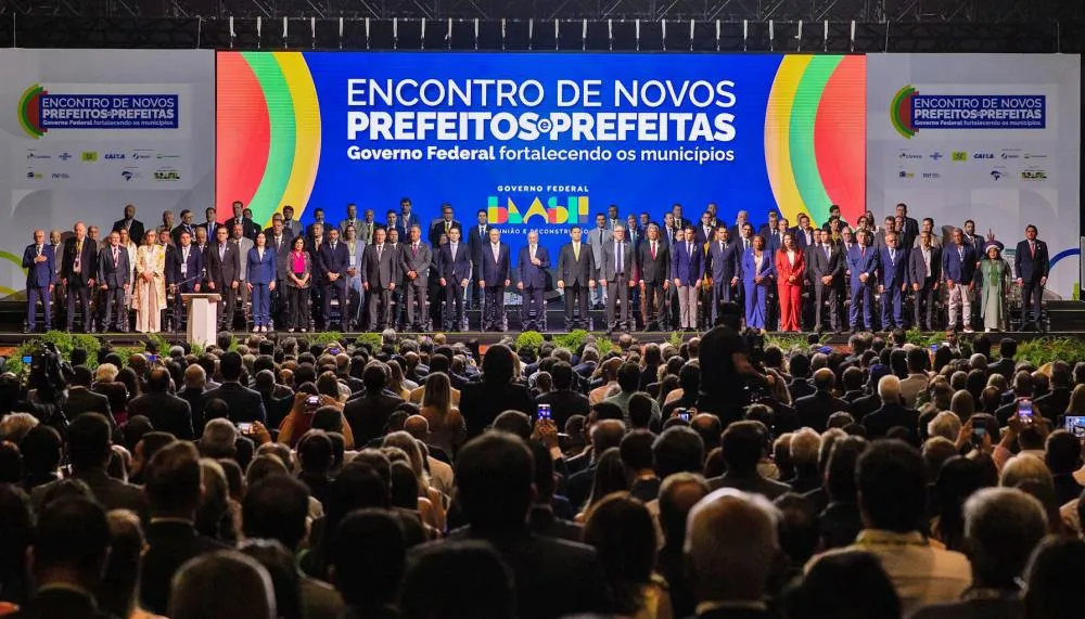 O evento promoveu a troca de experiências entre gestores municipais e representantes do Governo Federal, visando fortalecer parcerias e implementar políticas públicas inovadoras e sustentáveis.