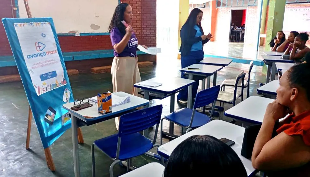 Educadores explicam para os pais a metodologia do Programa Avança Mais.