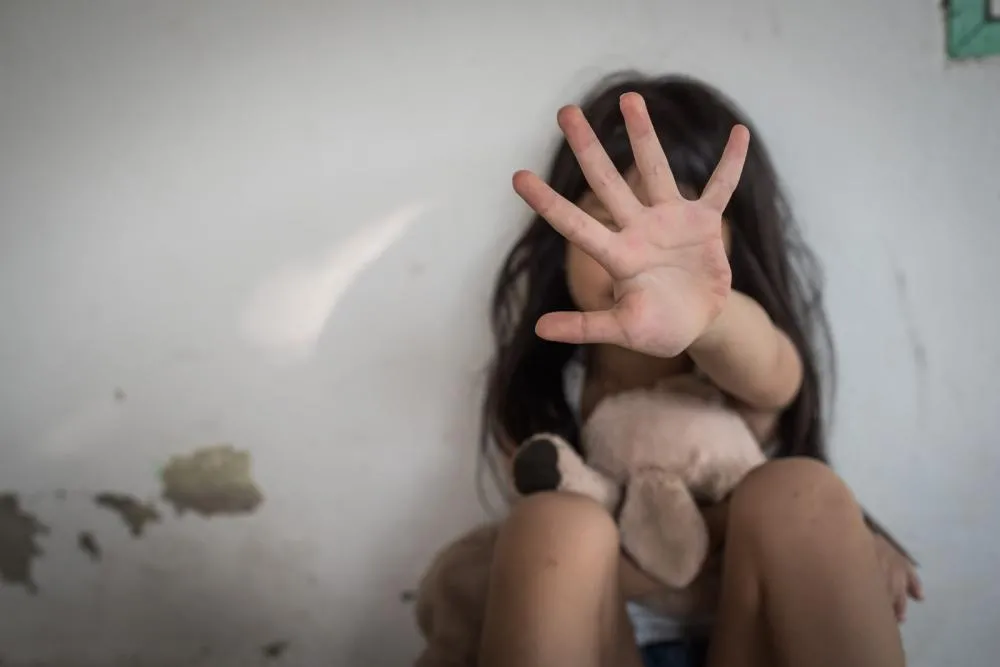 As investigações envolvem vítimas com idades entre 3 e 11 anos, sendo a maioria do sexo feminino.