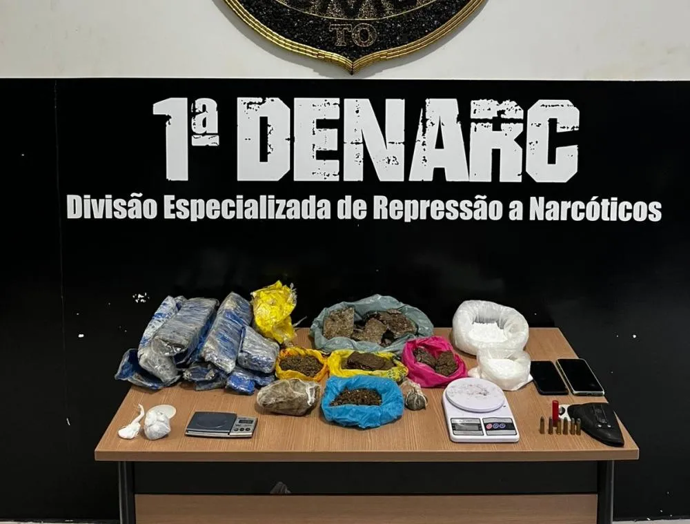 Drogas, munições e objetos apreendidos no local durante abordagem policial.