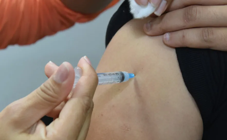 Além da vacinação, é preciso adotar medidas rotineiras como lavar as mãos, manter ambientes bem ventilados, uso de máscaras em caso de sintomas gripais, entre outros cuidados.