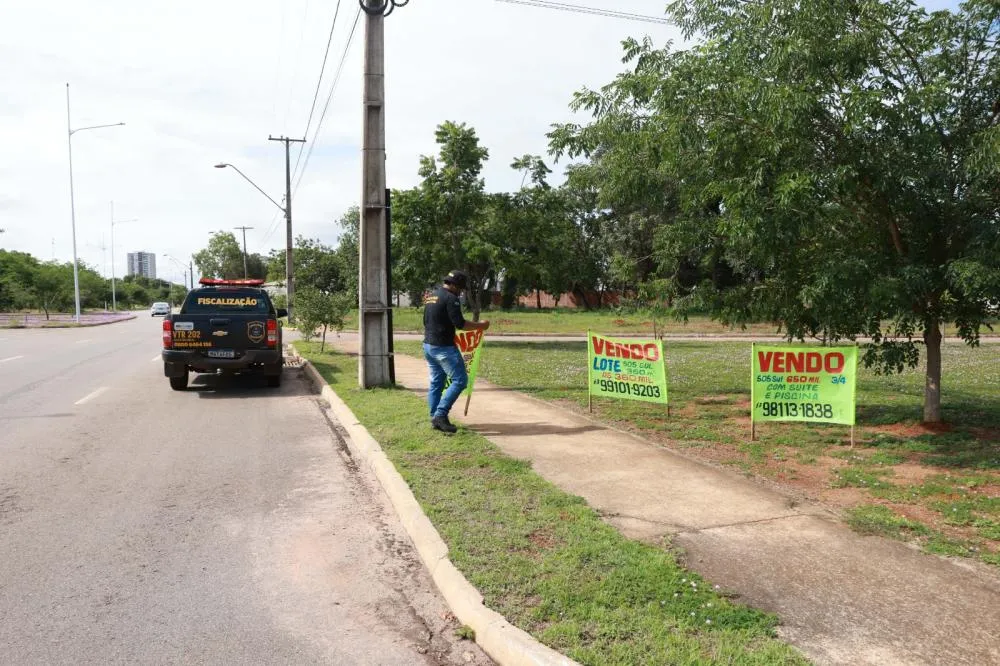 Faixa irregular gera poluição visual e pode representar riscos para o trânsito – Foto: Francisco Barros