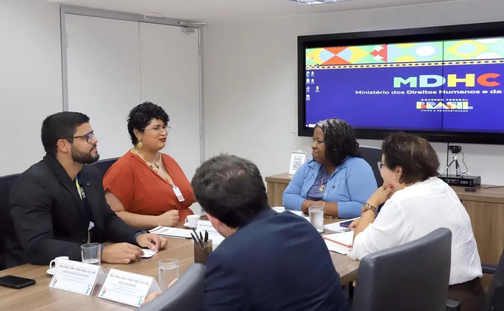 Secretário Eduardo Azevedo é recepcionado pela ministra Macaé Evaristo – Foto: Divulgação