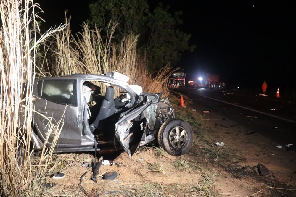 Com o impacto da batida, a caminhonete ficou destruída – Foto: Alessandro Ferreira Lopes / Agência Tocantins