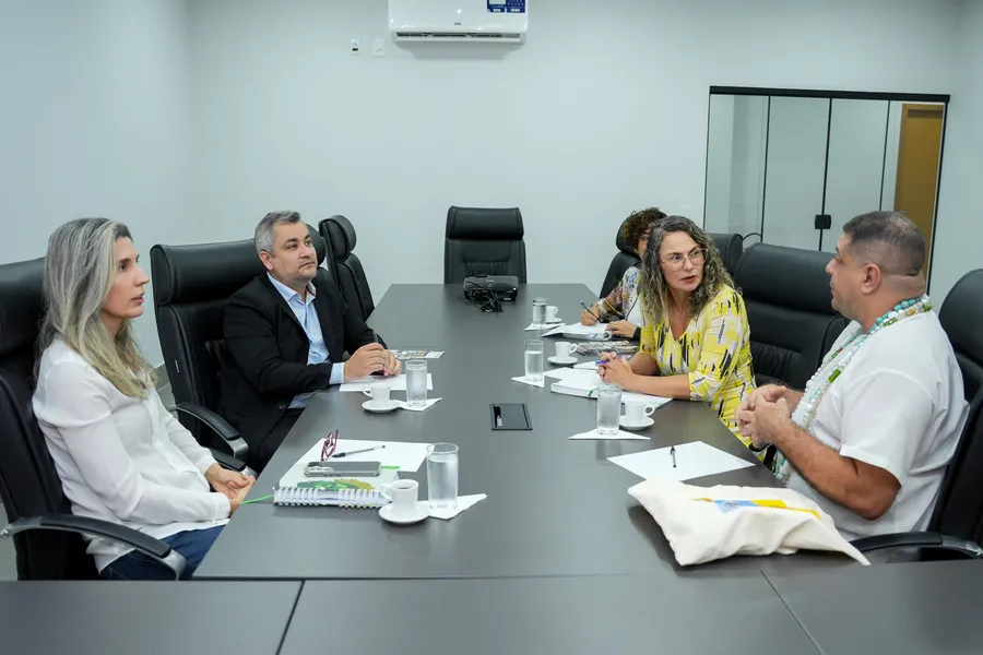 Pai de Santos e líder da comunidade de terreiro Té Ode Oya, William Vieira, foi recebido no gabinete do Defensor Público-Geral.