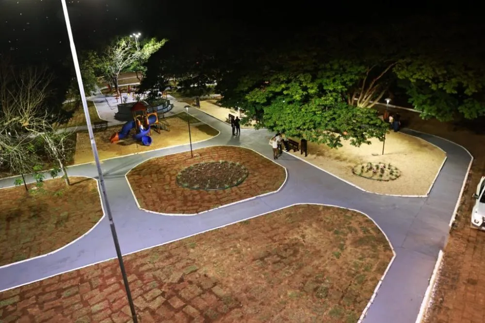 Praça Natal Camilo da Silva, distrito de Buritirana