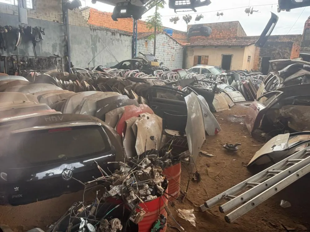 Na capital, foram apreendidos motores, documentos, notebooks, placas de carros e outros objetos.