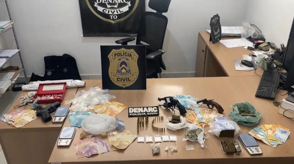 Armas, drogas e dinheiro apreendidos durante a operação.