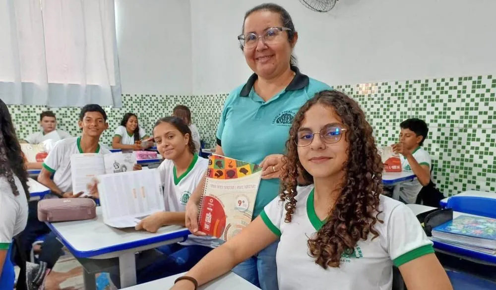 Alunos da Escola Presbiteriana de Colinas recebem os livros da coleção Minha África Brasileira e Povos Indígenas.