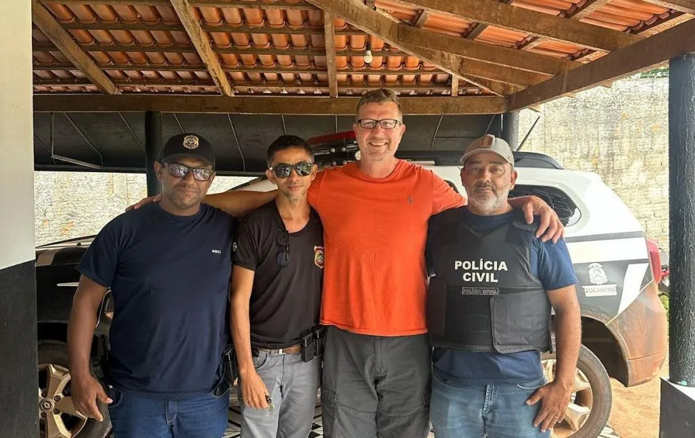 A Embaixada Americana foi contatada para auxiliar no retorno do homem aos Estados Unidos.