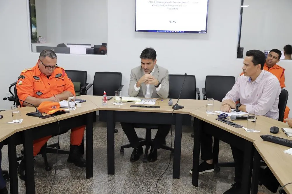 Secretário Marcello Lelis com representantes do Naturatins, Corpo de Bombeiros e Defesa Civil reunidos no Cigma para planejar ações de prevenção e combate aos incêndios florestais no Tocantins.