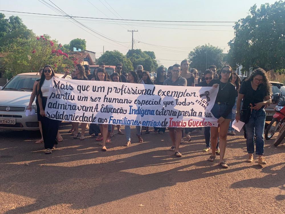Com faixa e discurso colegas de trabalho prestaram suas últimas homenagens 