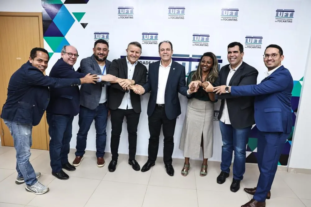 Prefeito Eduardo SIqueira Campos ao lado do reitor Luís Bovolato em reunião sobre o Hospital Universitário