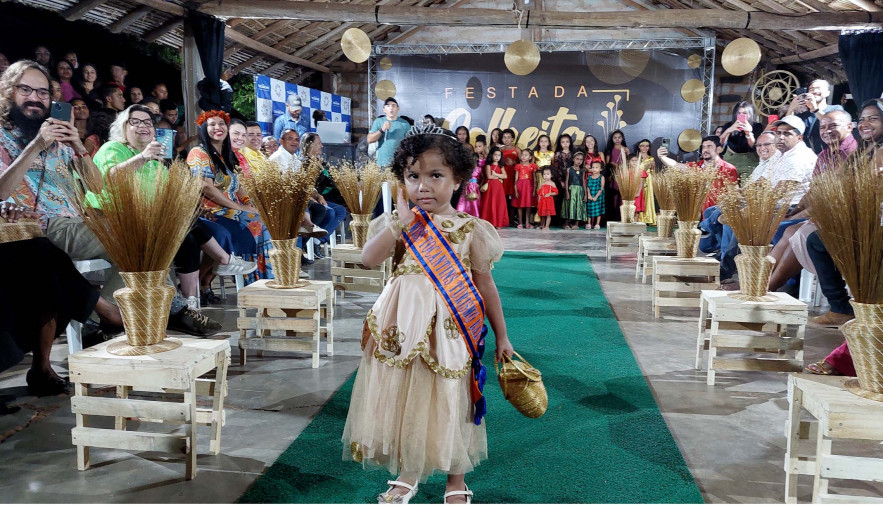 Miss Tocantins Turismo Baby 2023, Alice Gabriely, desfilou com vestido simbolizando luta e resistência