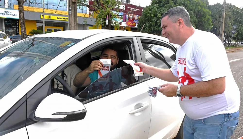 Blitz chama atenção da população para a doação de dengue.