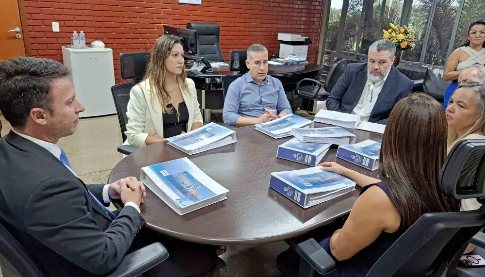 A entrega foi efetuada por representantes da equipe técnica da Fazenda ao secretário-chefe da Controladoria.