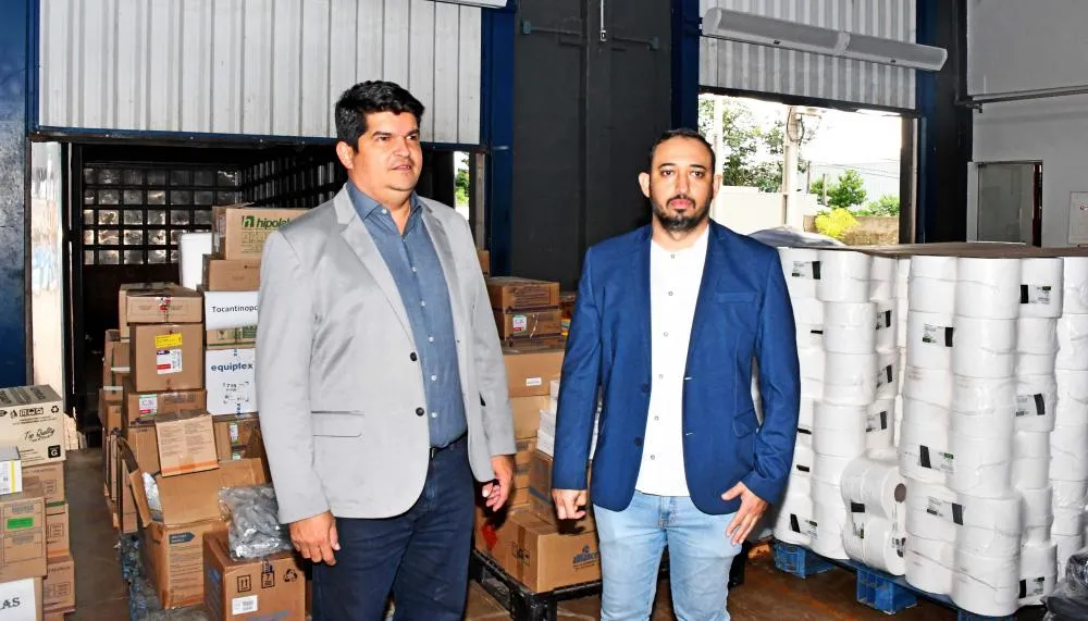 Secretário de Estado da Saúde, Carlos Felinto, entrega medicamentos a municípios impactados pela queda da ponte ao presidente do Conselho de Secretários Municipais de Saúde (Cosems), Yatha Anderson.