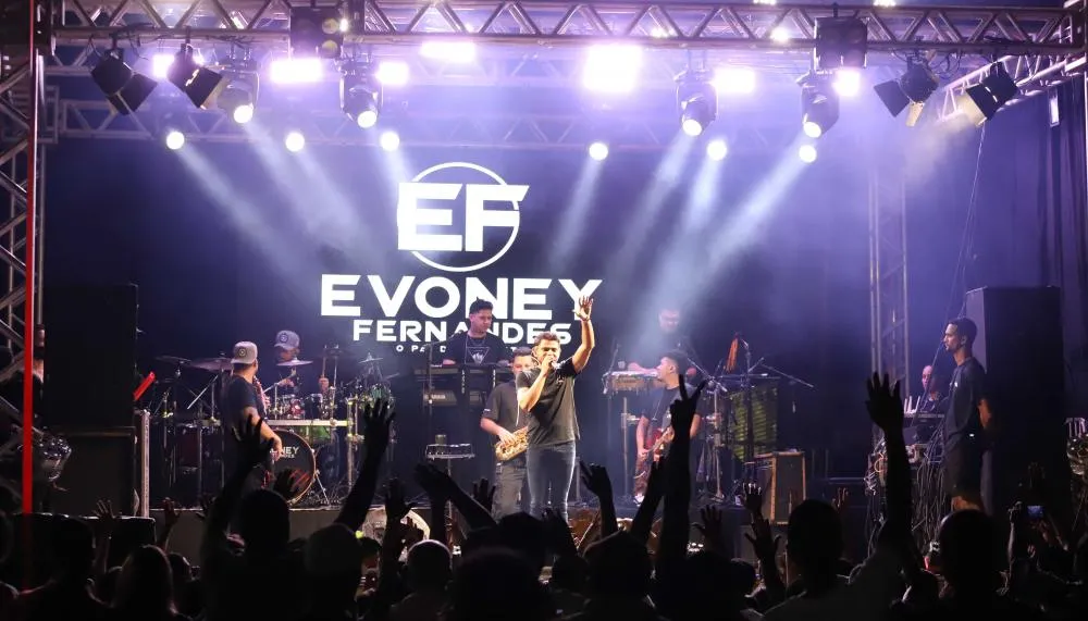 Carnaval teve início nessa sexta-feira, 28, na Avenida Principal de Campo Alegre, com uma programação cultural diversificada, incluindo show do cantor Evoney Fernandes.