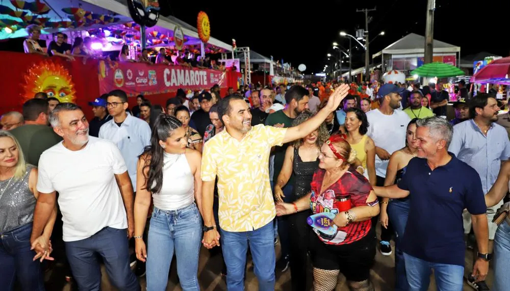 Governador Wanderlei Barbosa prestigia penúltima noite de Carnaval de Gurupi.