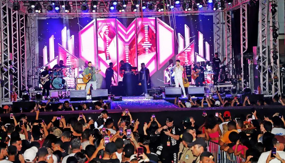  Diego & Victor Hugo levaram seus maiores sucessos ao palco e encantaram o público com um show eletrizante na Praça dos Girassóis.