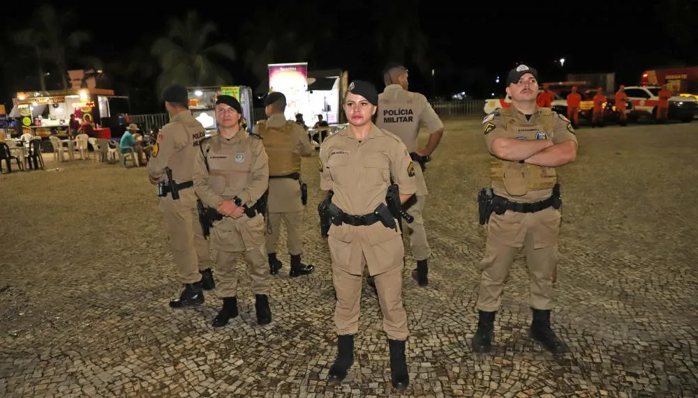 Policiais militares realizam patrulhamento durante o Carnaval na Praça dos Girassóis, em Palmas, garantindo um ambiente seguro para os foliões.