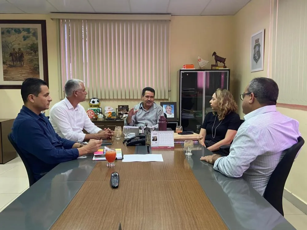 Secretário de Estado da Agricultura, Jaime Café, acompanhado pelo assessor técnico Adenieux Rosa Santana, foram recebidos pelo secretário do Desenvolvimento Agrário.