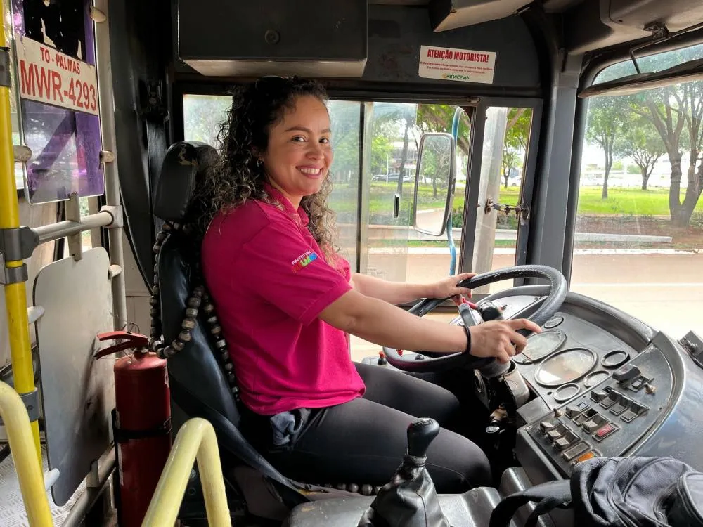 Fernanda trabalha há um ano como motorista e diz que as mulheres podem estar onde quiserem – Foto: Elisangela Farias