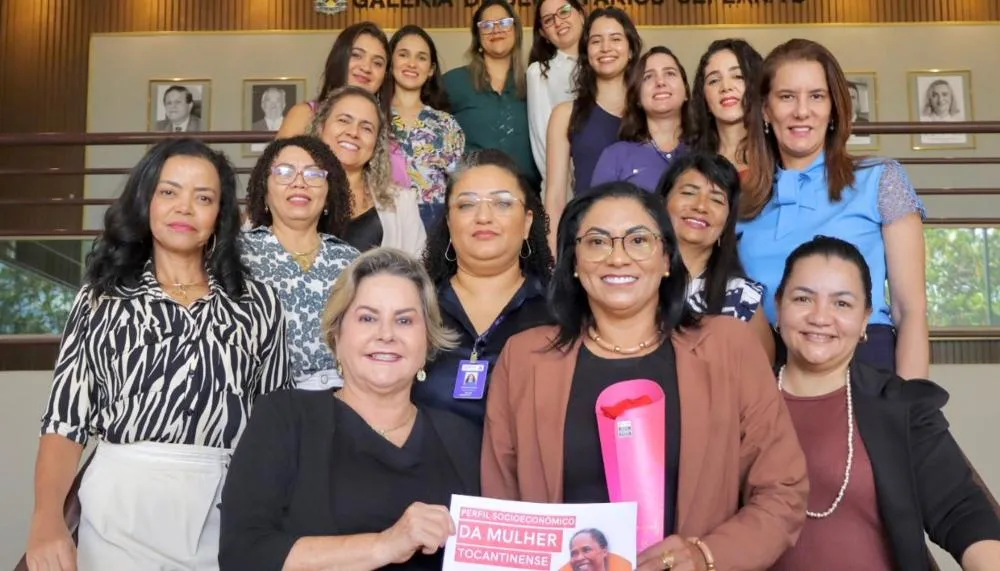 Entrega simbólica do levantamento para a secretária de Estado da Mulher, Berenice Barbosa, ocorreu na Seplan.