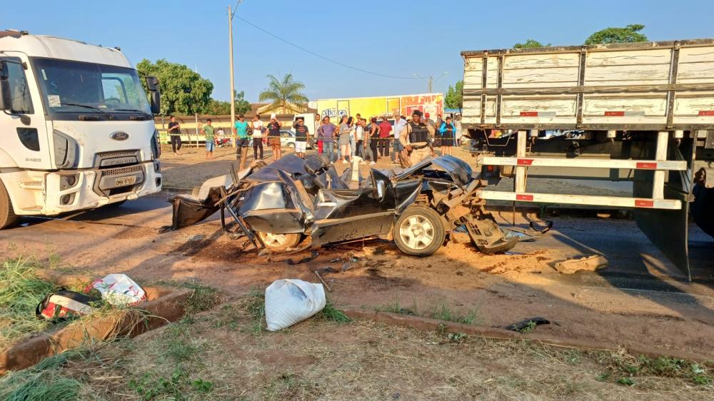 Carro de passeio é esmagado por dois caminhões em acidente — Foto: Matheus Dias / Record TV