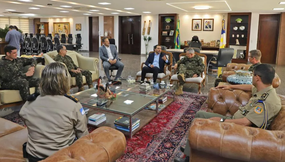  Autoridades estaduais e militares participam do encontro para debater estratégias de cooperação.