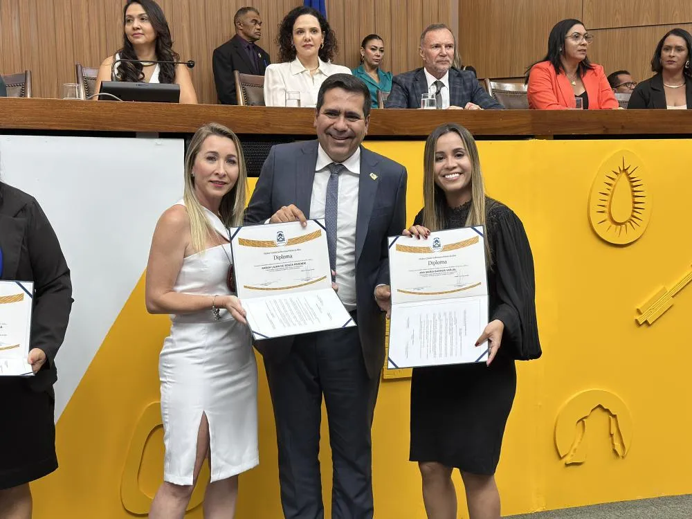 Delegada Sarah Lilian, à esquerda, Dep. Marcus Marcelo ao meio e delegada Ana Maria Varjal à direita.