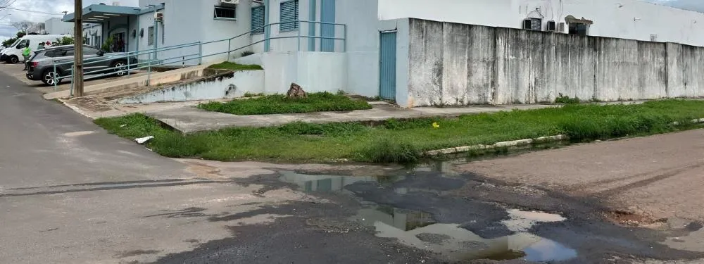 Flagrante do esgoto jogado na rua.