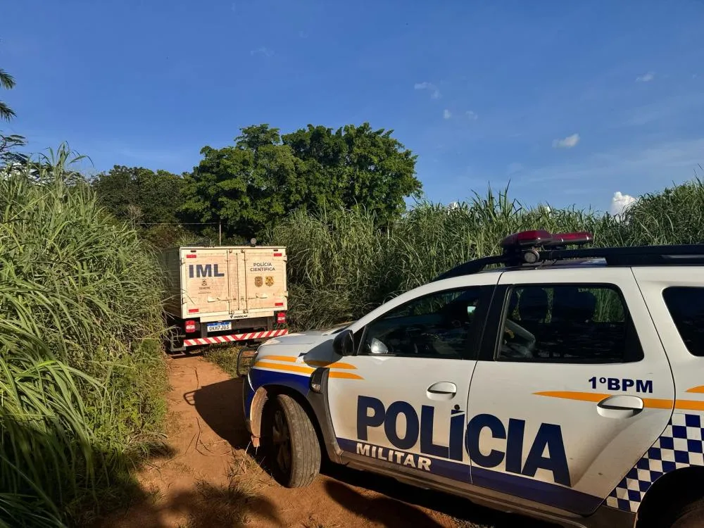 O corpo foi levado para a sede do IML pelo rabecão da Polícia Civil – Foto: Allessandro Ferreira