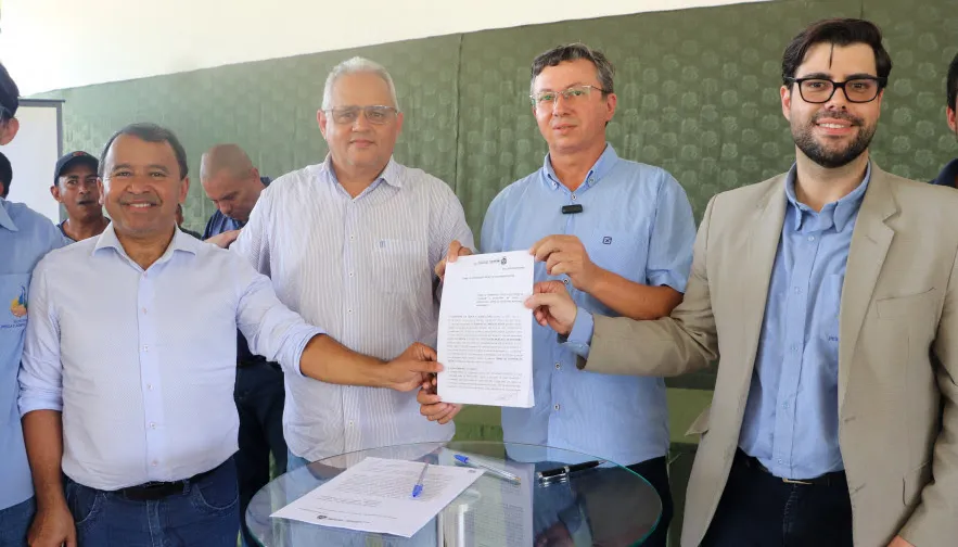 A assinatura dos termos ocorreu durante uma reunião no município de Arapoema.