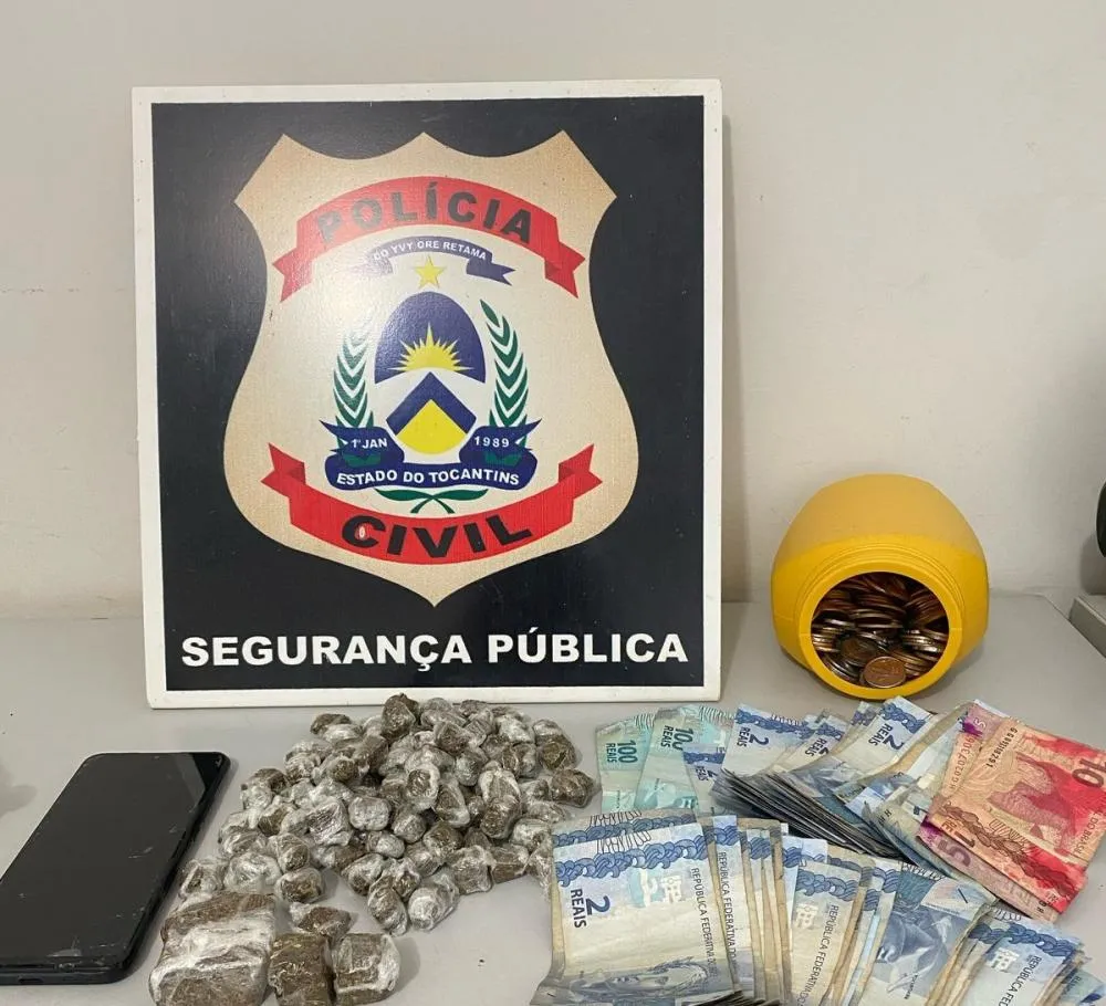Durante o cumprimento dos mandados, três mulheres foram presas em flagrante.