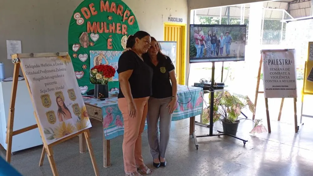Durante o evento, a delegada ainda foi homenageada pela comunidade escolar.
