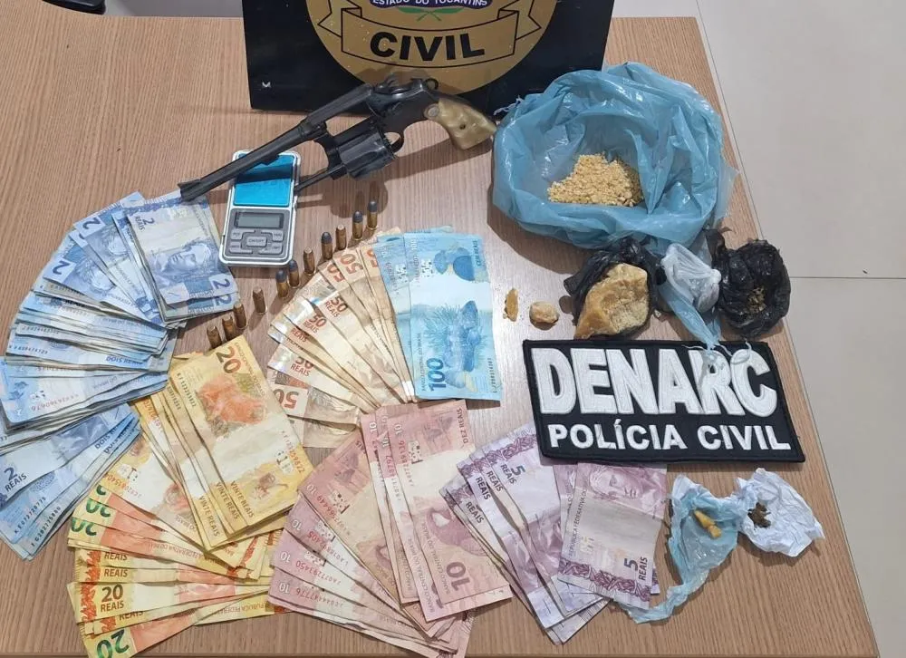 Os policiais apreenderam várias porções de drogas, mais de R$ 1,5 mil em espécie, um revólver e munições.