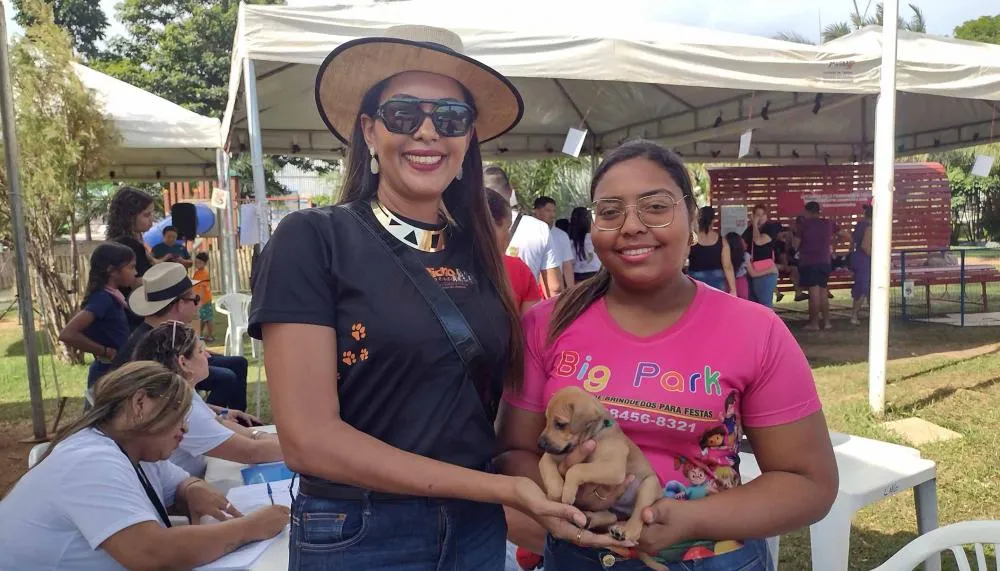  Assistente de produção de eventos Thamara Nunes adotou um cachorrinho.