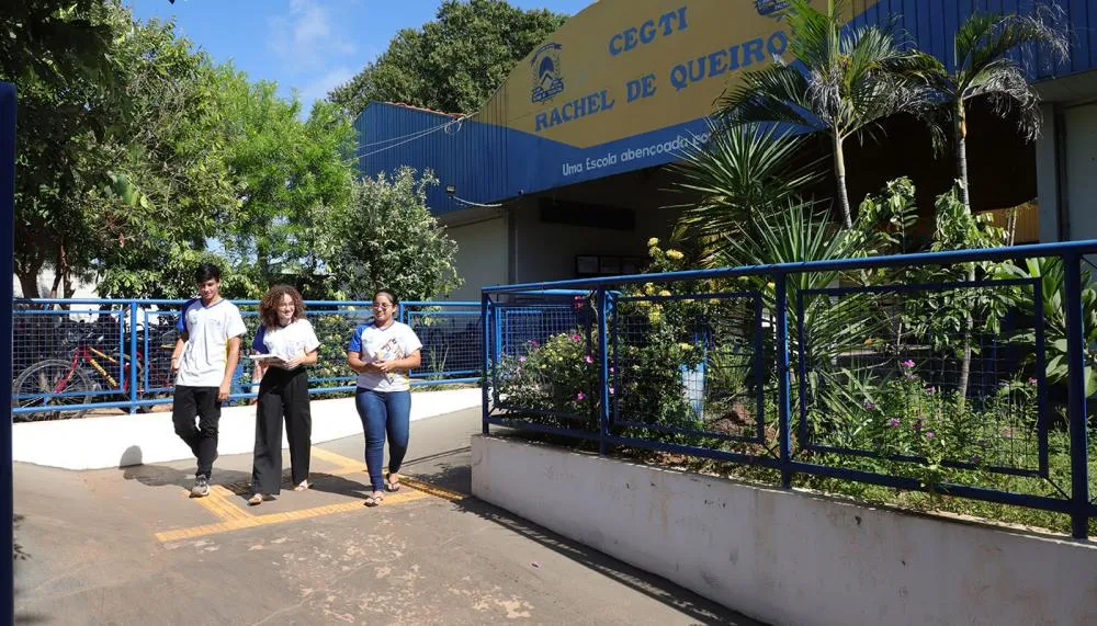 Estudantes da rede estadual recebem materiais como cadernos, lápis e canetas, garantindo mais igualdade e oportunidades de aprendizado.