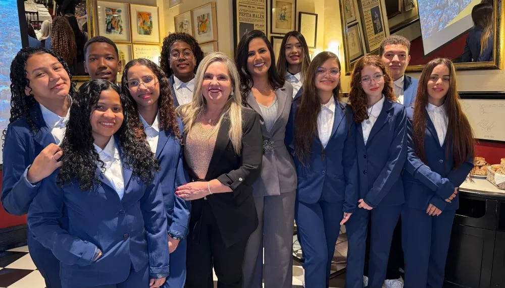 Primeira-dama Karynne Sotero com os dez jovens homenageados em Barcelona.