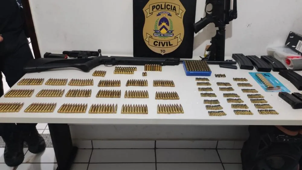 Armas e munições apreendidas durante a operação em Colinas.