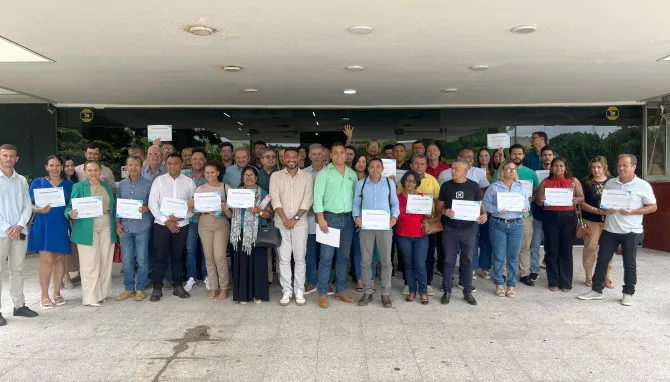 Membros do Comitê da Bacia Hidrográfica do Rio Formoso com os respectivos termos de posse.
