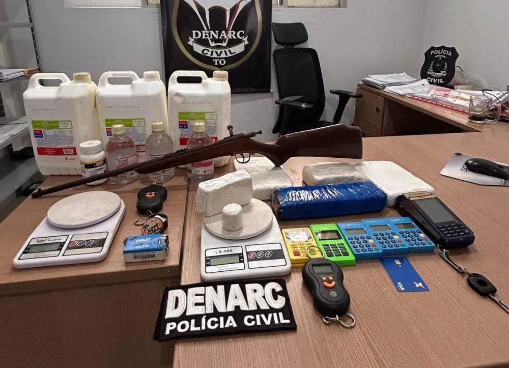 Policiais apreenderam drogas, arma de fogo, munições, máquinas de cartão e insumos bioquímicos.