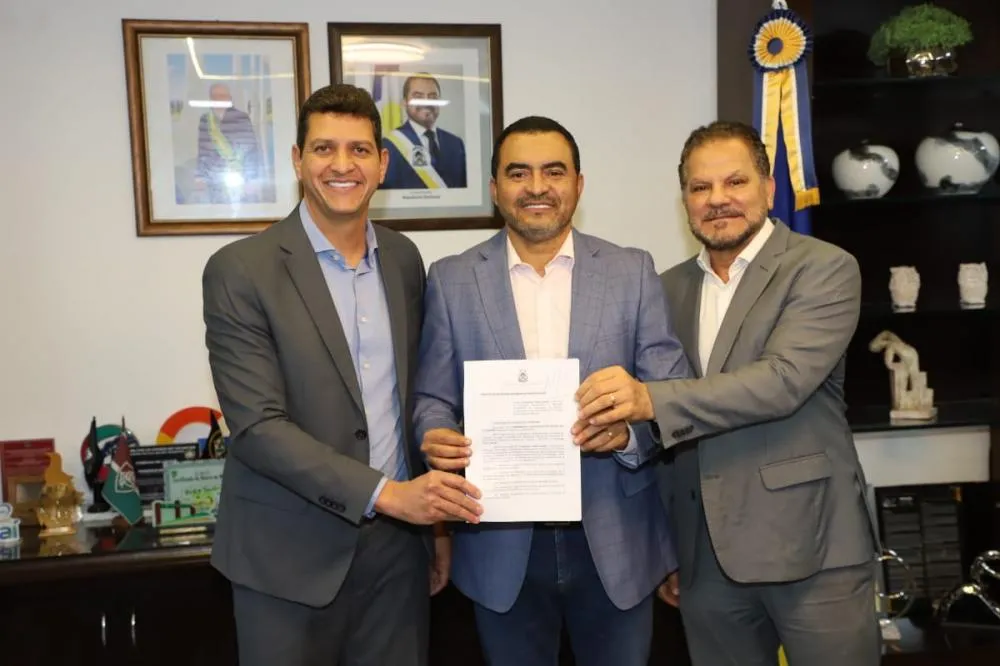 Governador Wanderlei Barbosa, presidente do Detran, Willian Gonzaga, e o secretário-chefe da Casa Civil, Deocleciano Filho, discutem a proposta da CNH gratuita.