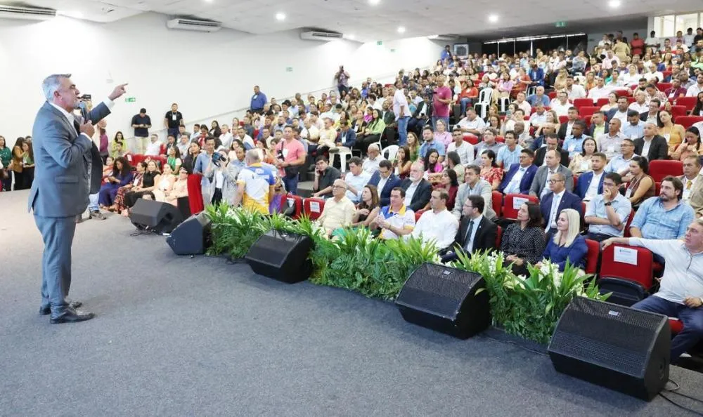 Em discurso, Amélio Cayres ressaltou a importância dos legisladores municipais no processo político.