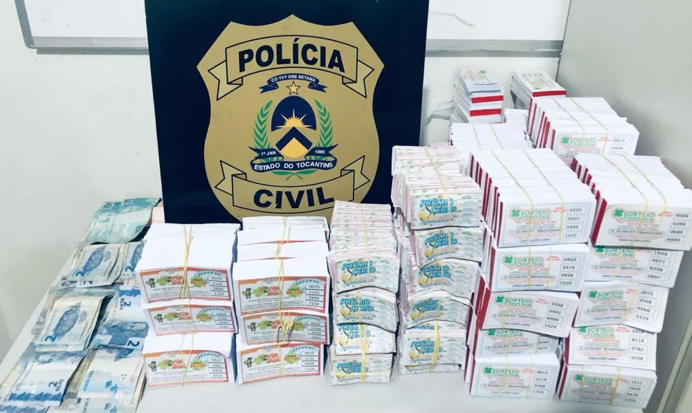 Milhares de bilhetes, cadernos com anotações e dinheiro relacionados a três jogos de azar foram apreendidos durante a operação