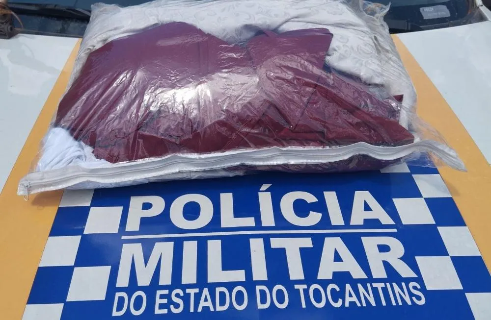 Itens recuperados pela Polícia Militar com suspeitos presos.
