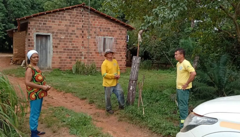 Durante as visitas, a equipe dialoga com os moradores sobre o uso do fogo nas propriedades.